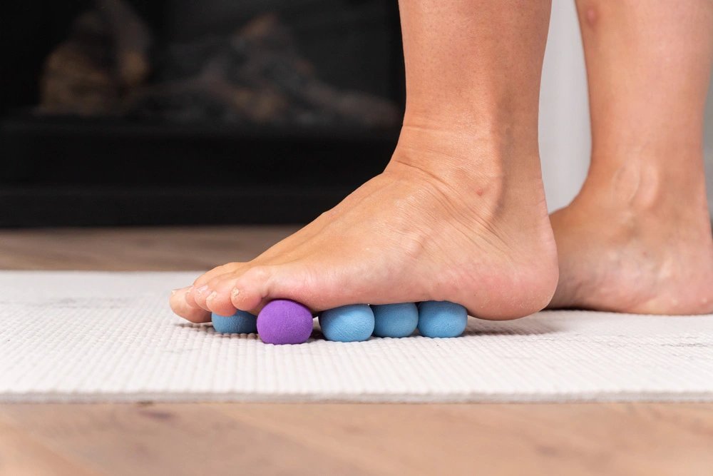 bébé balles masse divinement les pieds