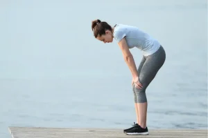 Une femme qui lutte contre la fatigue