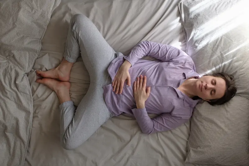 Femme allongée se relaxant avant une séance de yoga du soir